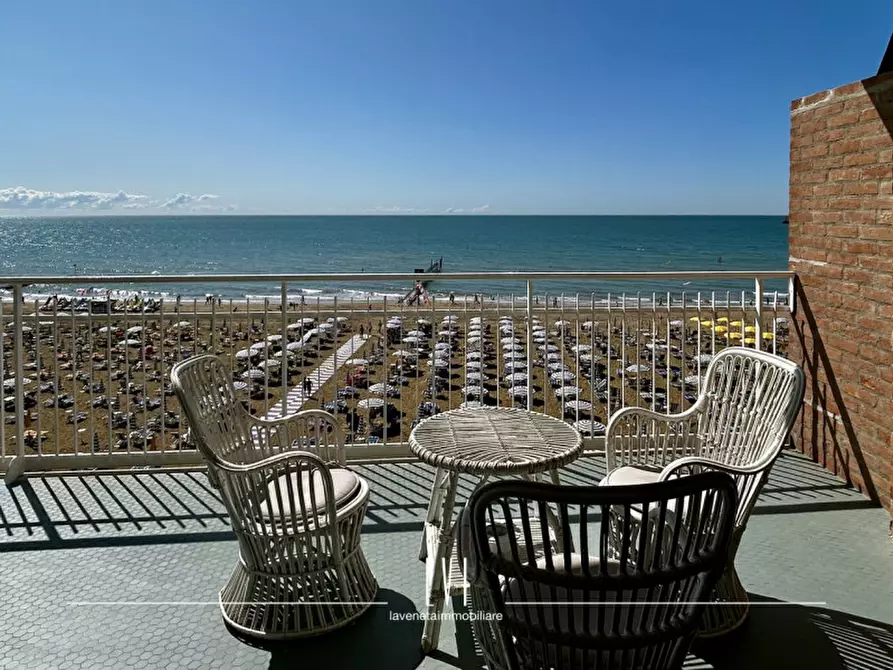 Immagine 30 di Appartamento in vendita  in via Andrea Bafile 9° accesso al mare n.14 a Jesolo