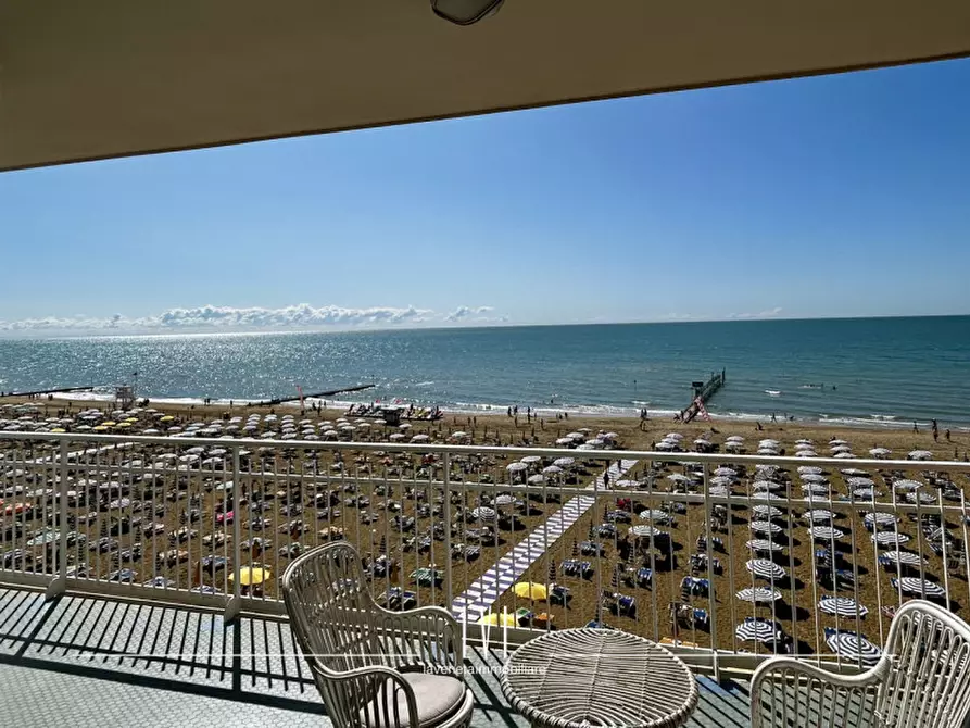 Immagine 31 di Appartamento in vendita  in via Andrea Bafile 9° accesso al mare n.14 a Jesolo