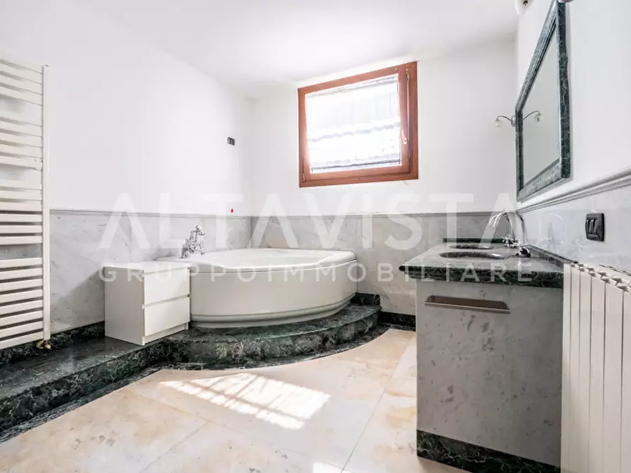 Immagine 42 di Villa in vendita  in Via avogradro a Rezzato