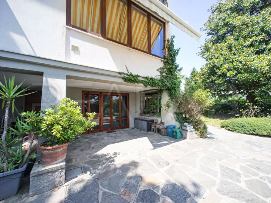 Immagine 1 di Villa in vendita  in Via San Giovanni Bosco 15 a Lambrugo