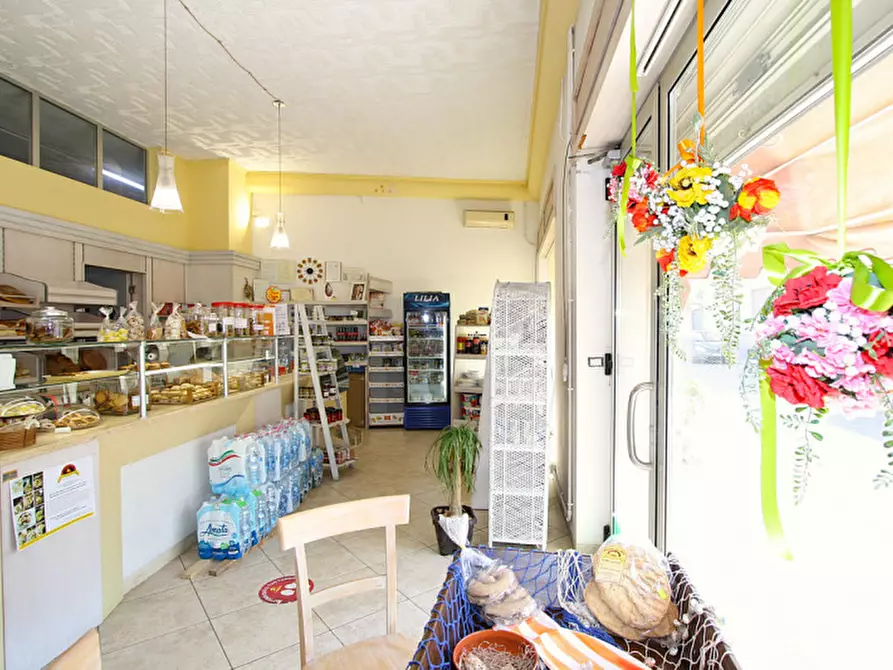 Immagine 4 di Attività commerciale in vendita  in Via Bolzano a Matino