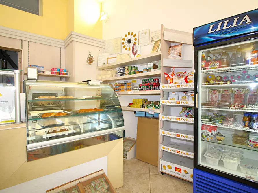 Immagine 7 di Attività commerciale in vendita  in Via Bolzano a Matino