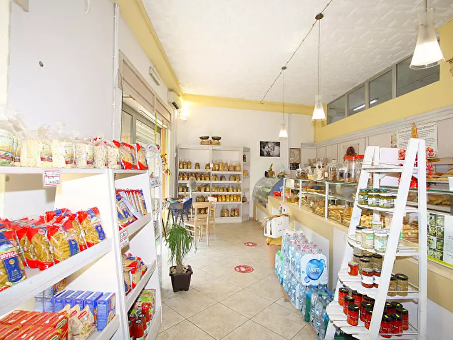 Immagine 9 di Attività commerciale in vendita  in Via Bolzano a Matino