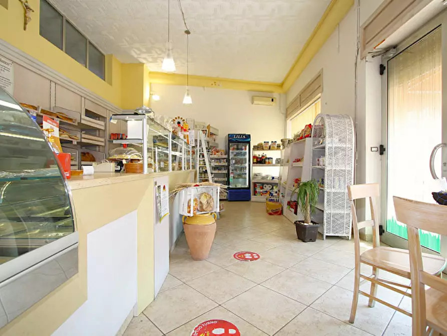 Immagine 10 di Attività commerciale in vendita  in Via Bolzano a Matino