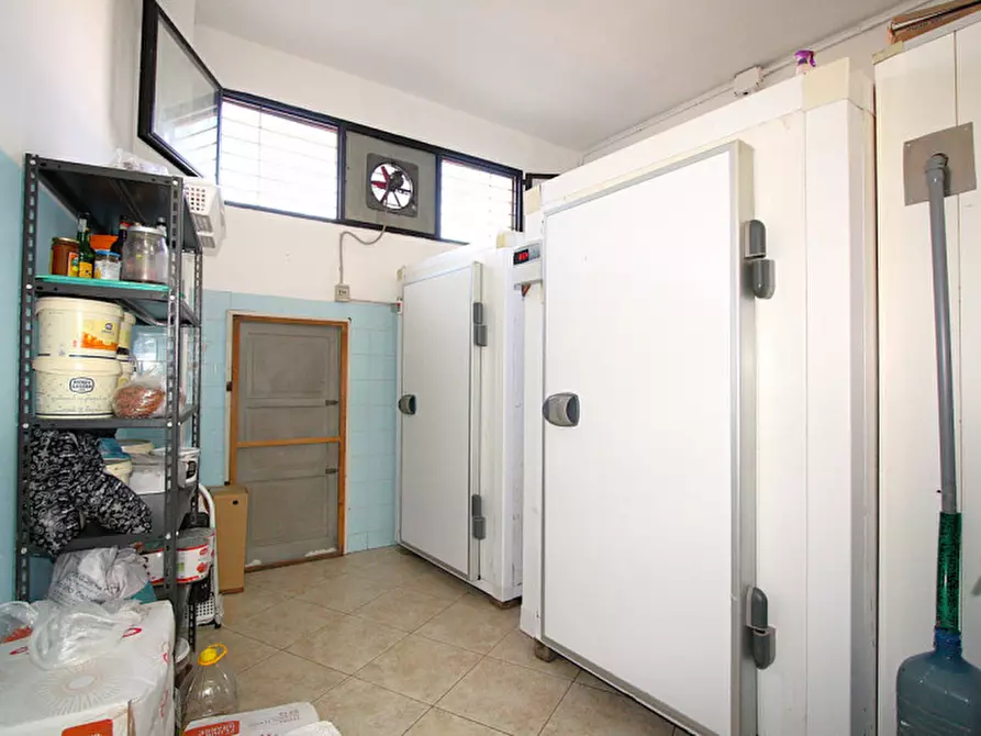 Immagine 15 di Attività commerciale in vendita  in Via Bolzano a Matino