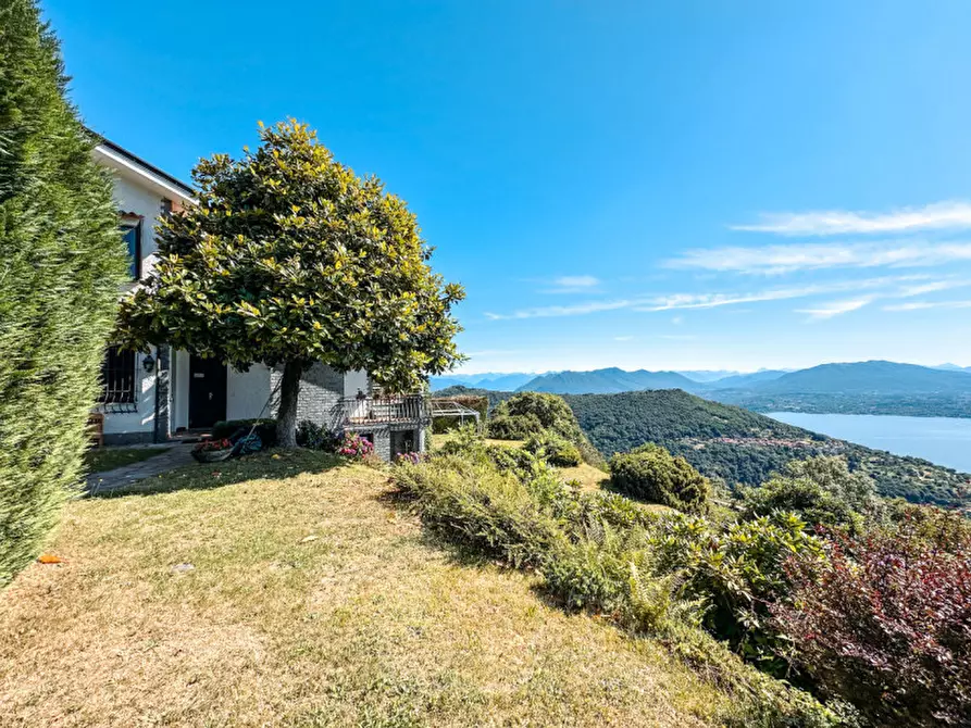 Immagine 1 di Villa in vendita  in Via Panoramica 2 a Massino Visconti