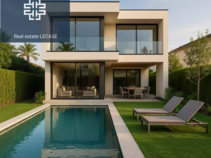 Immagine 1 di Villa in vendita  a Forte Dei Marmi