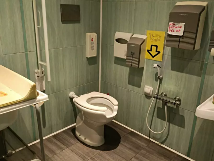 Immagine 14 di Attività commerciale in vendita  in Piazza Marconi   5 a Camino