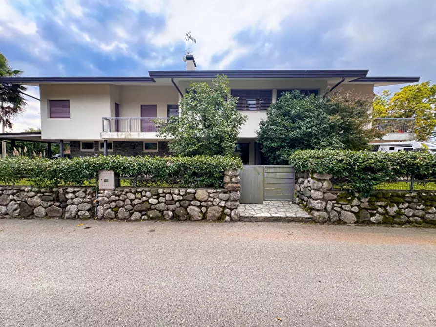 Immagine 2 di Villa in vendita  a Schio