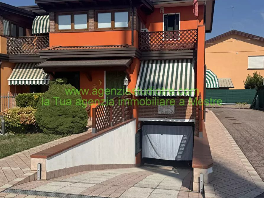 Immagine 2 di Villetta a schiera in vendita  in Via Daniele Comboni 50 a Venezia