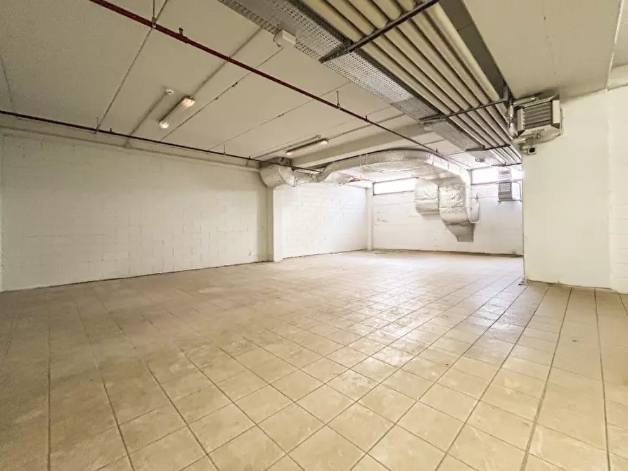 Immagine 1 di Magazzino in vendita  in Piazza Della Repubblica a Costermano sul Garda