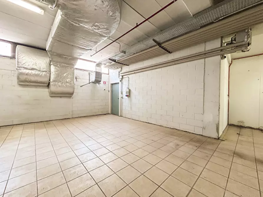 Immagine 2 di Magazzino in vendita  in Piazza Della Repubblica a Costermano sul Garda