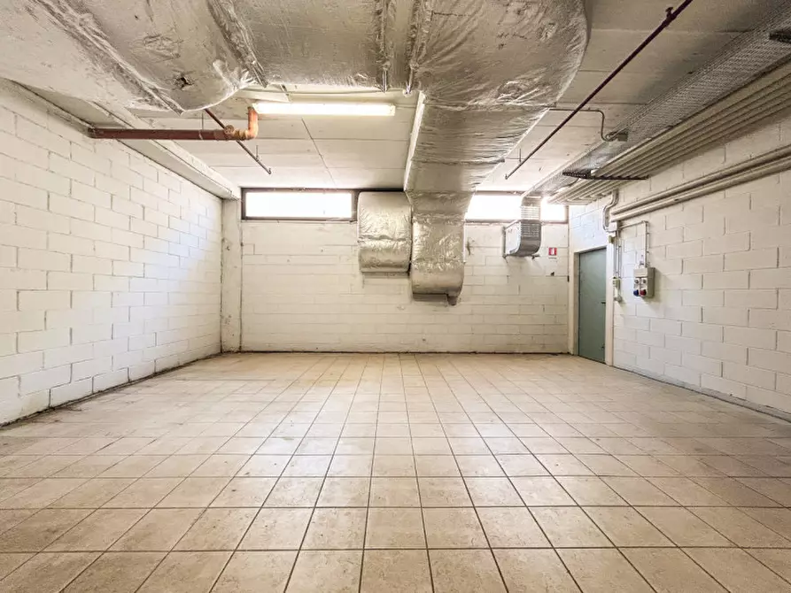 Immagine 3 di Magazzino in vendita  in Piazza Della Repubblica a Costermano sul Garda