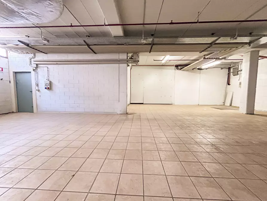 Immagine 4 di Magazzino in vendita  in Piazza Della Repubblica a Costermano sul Garda