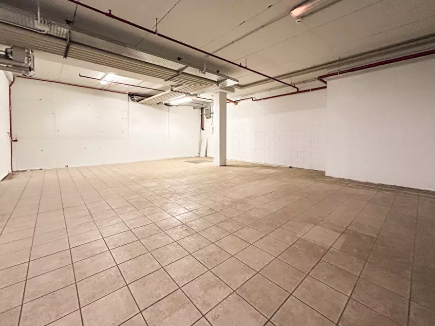 Immagine 5 di Magazzino in vendita  in Piazza Della Repubblica a Costermano sul Garda