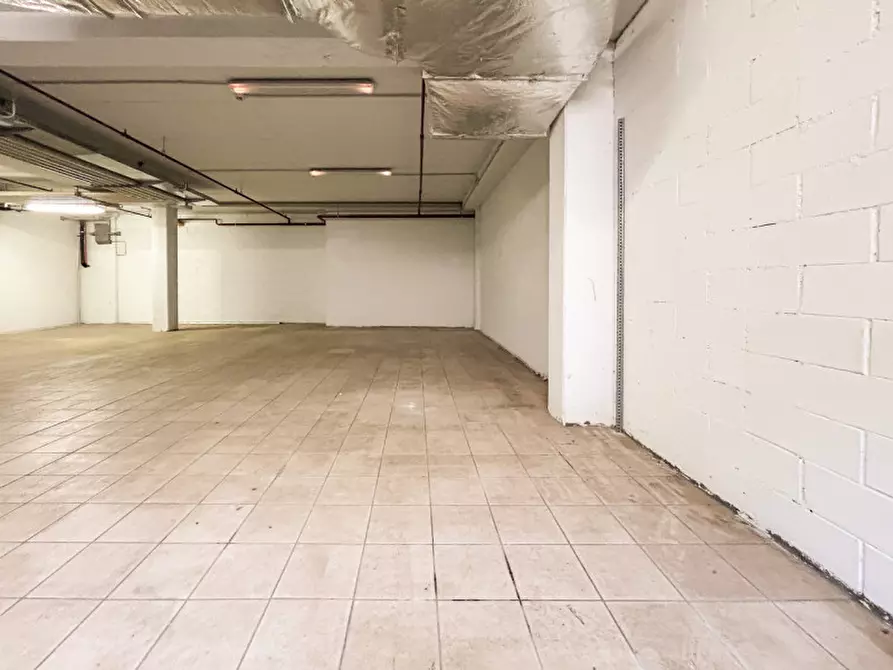 Immagine 8 di Magazzino in vendita  in Piazza Della Repubblica a Costermano sul Garda