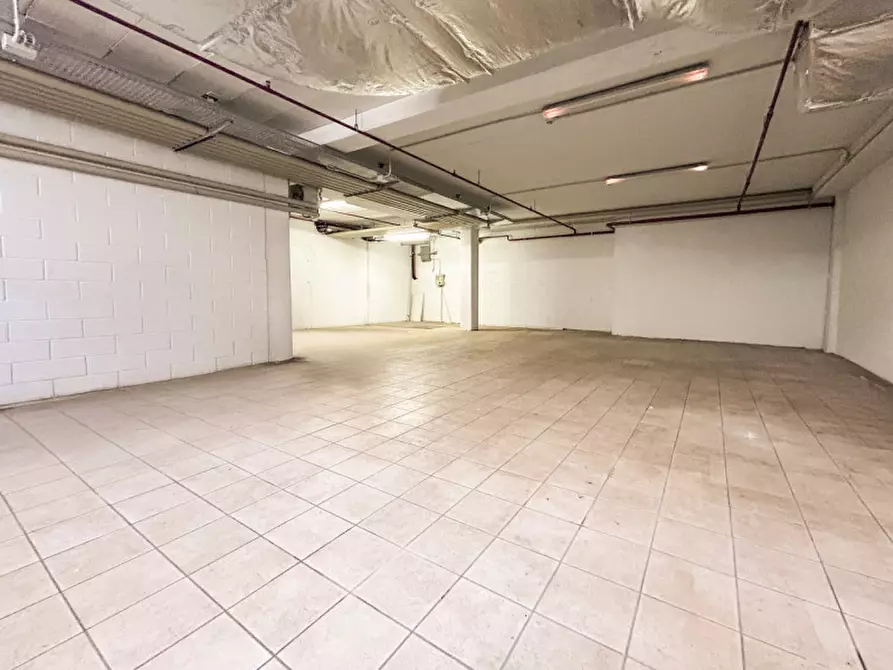 Immagine 10 di Magazzino in vendita  in Piazza Della Repubblica a Costermano sul Garda