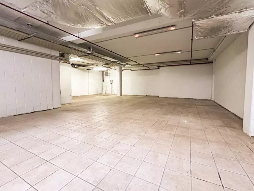 Immagine 11 di Magazzino in vendita  in Piazza Della Repubblica a Costermano sul Garda