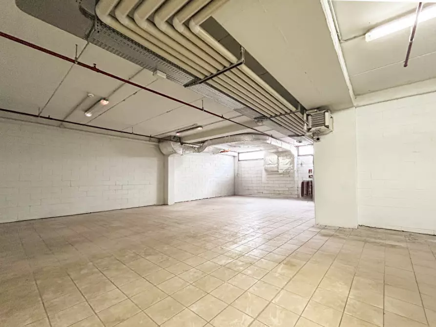 Immagine 13 di Magazzino in vendita  in Piazza Della Repubblica a Costermano sul Garda