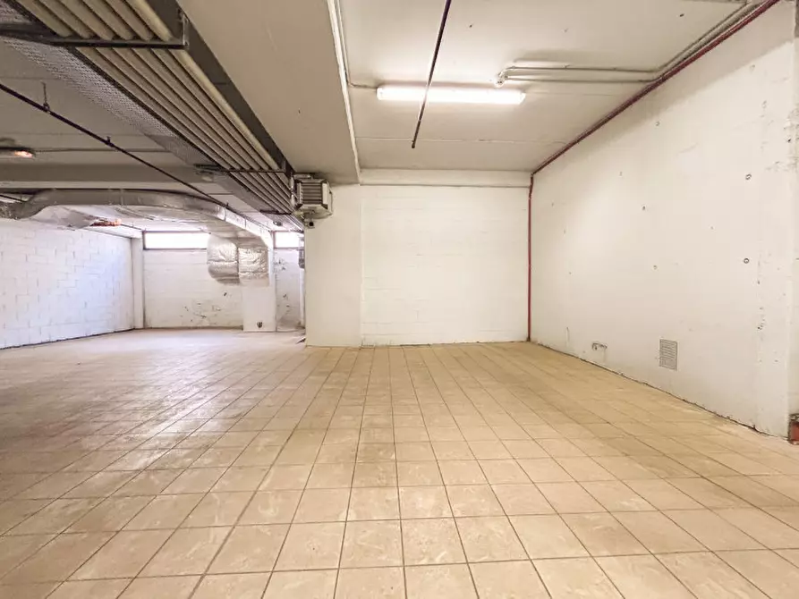 Immagine 14 di Magazzino in vendita  in Piazza Della Repubblica a Costermano sul Garda