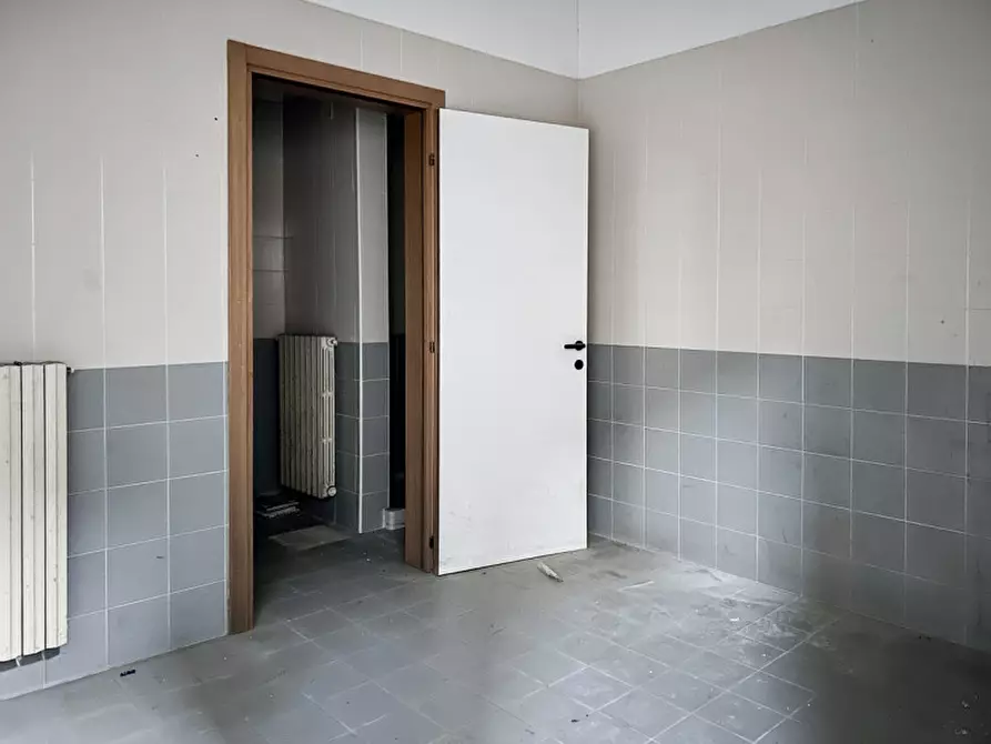 Immagine 17 di Magazzino in vendita  in Piazza Della Repubblica a Costermano sul Garda