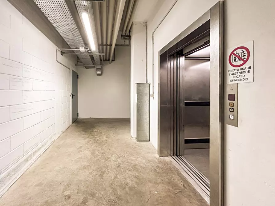 Immagine 18 di Magazzino in vendita  in Piazza Della Repubblica a Costermano sul Garda