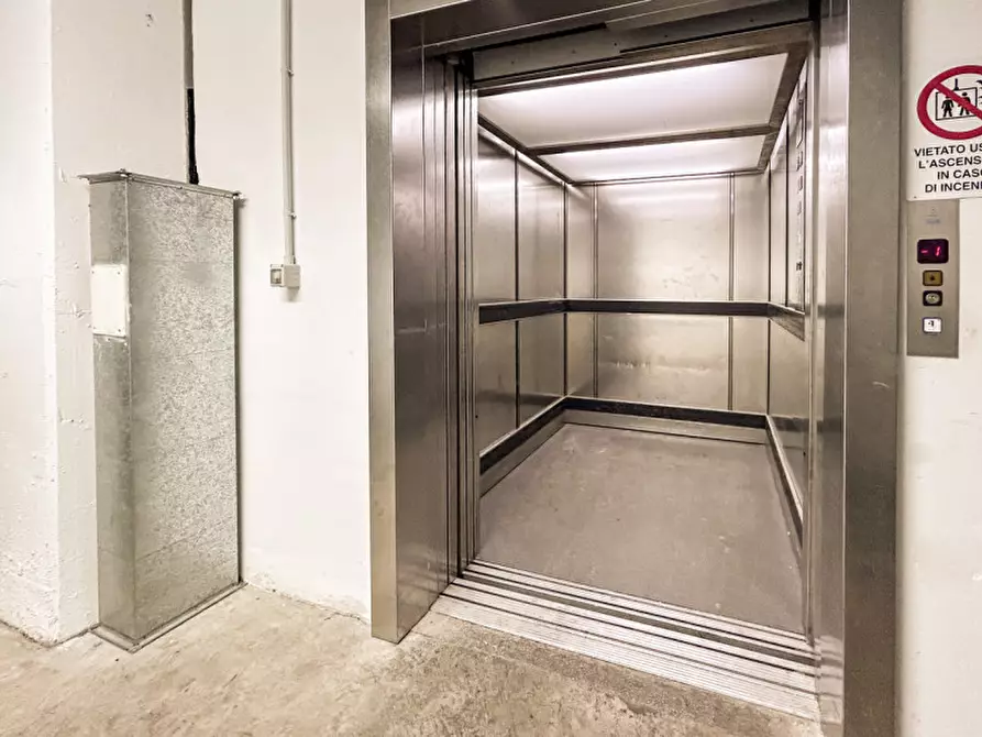 Immagine 19 di Magazzino in vendita  in Piazza Della Repubblica a Costermano sul Garda