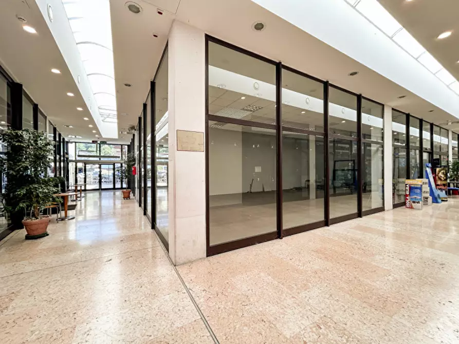 Immagine 24 di Magazzino in vendita  in Piazza Della Repubblica a Costermano sul Garda