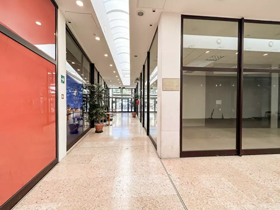 Immagine 25 di Magazzino in vendita  in Piazza Della Repubblica a Costermano sul Garda