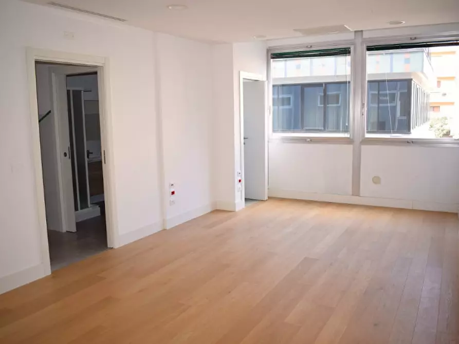 Immagine 1 di Ufficio in vendita  in Corso Vittorio Emanuele II, 136 a Pescara