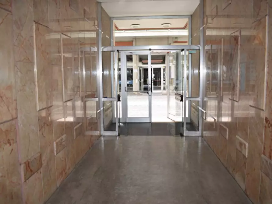 Immagine 11 di Ufficio in vendita  in Corso Vittorio Emanuele II, 136 a Pescara