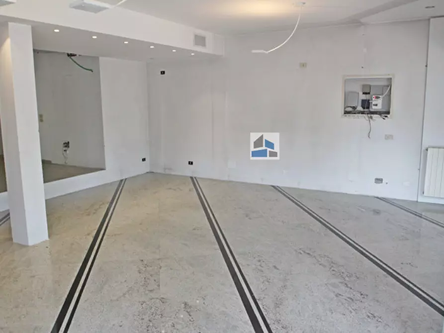 Immagine 1 di Negozio in affitto  in via rossini a Salzano