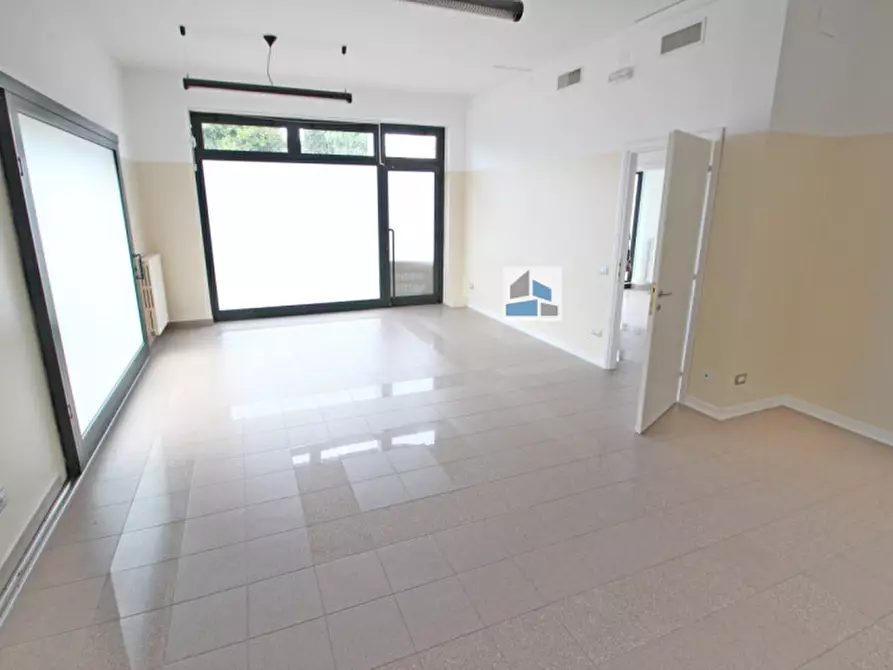 Immagine 1 di Negozio in affitto  in Via Rossini a Salzano