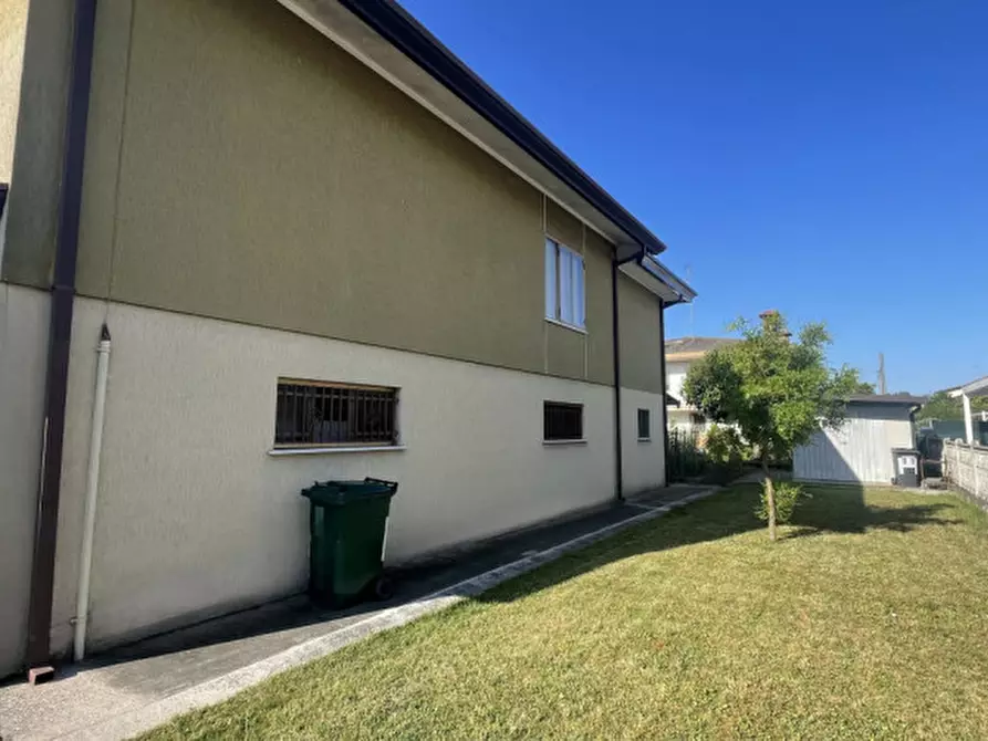 Immagine 1 di Villa in vendita  in Via Francesco Petrarca a San Donà Di Piave
