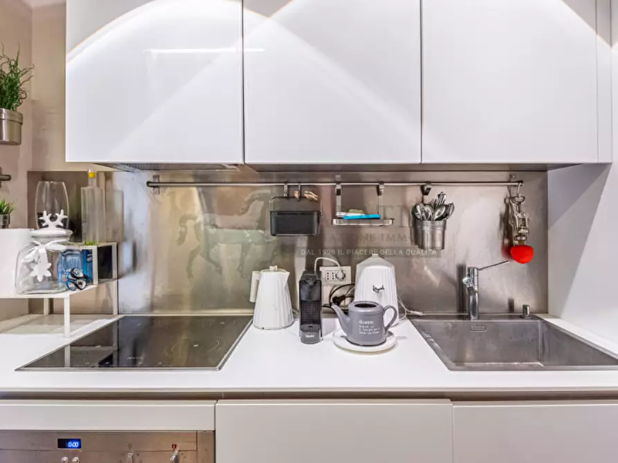 Immagine 11 di Appartamento in vendita  in Viale Monte Grappa 16 a Milano