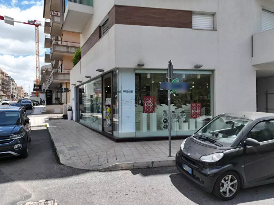 Immagine 10 di Negozio in vendita  a Modica