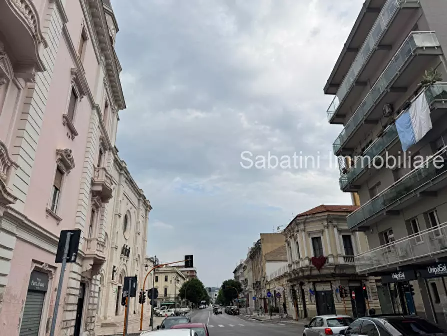 Immagine 3 di Appartamento in vendita  in Piazza Garibaldi, 27 a Pescara