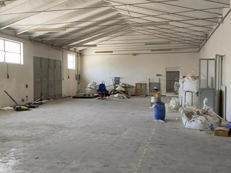 Immagine 1 di Magazzino in vendita  in Via Martiri di Belfiore a Rovigo