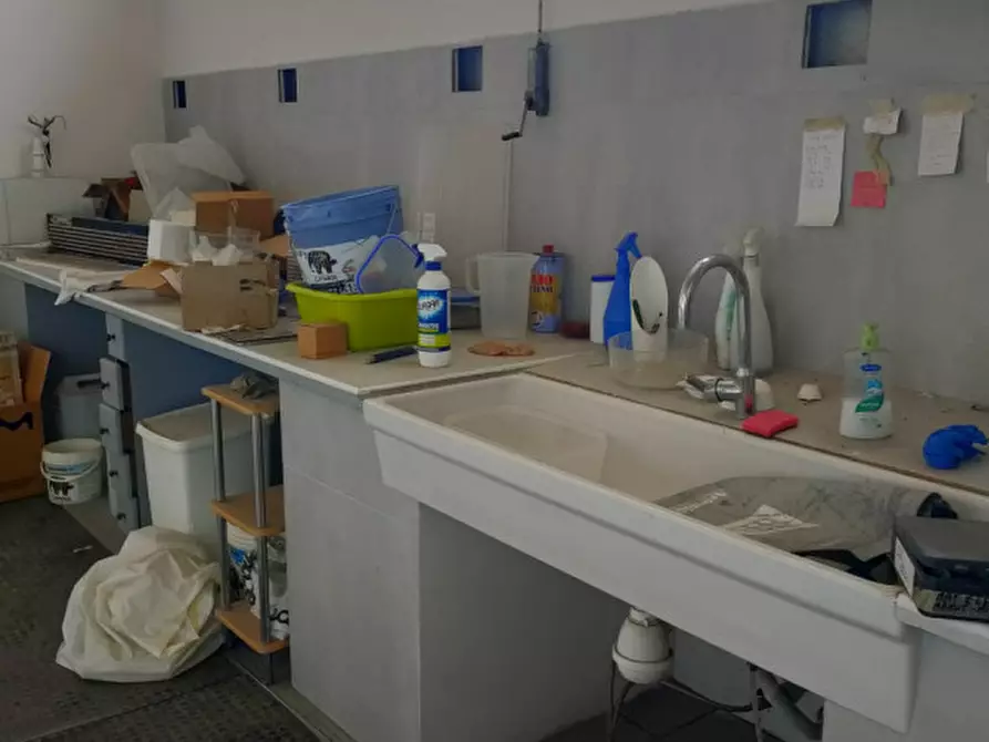 Immagine 3 di Magazzino in vendita  in Via Martiri di Belfiore a Rovigo