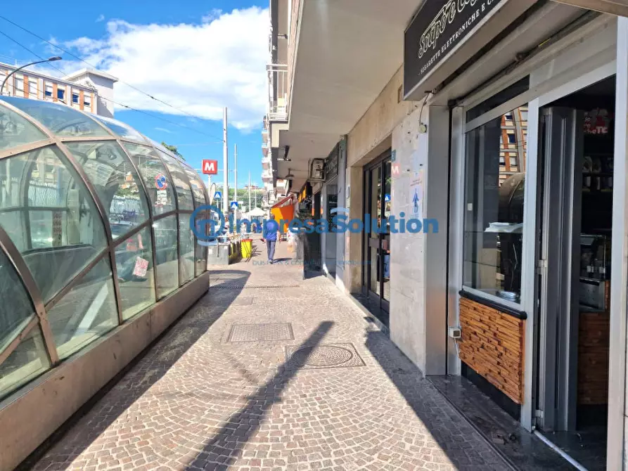Immagine 1 di Negozio in affitto  in Via Antonino D'Antona a Napoli