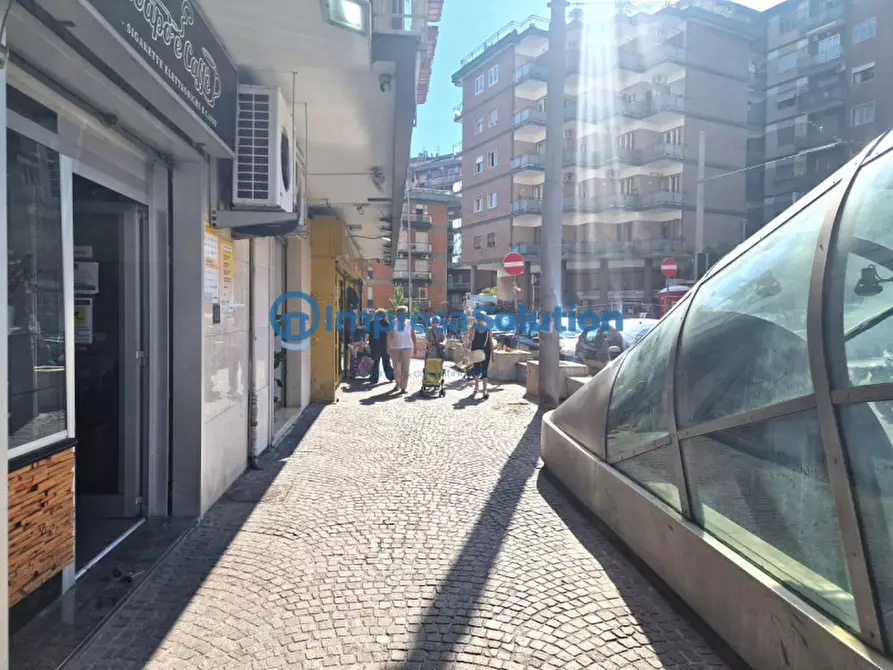 Immagine 4 di Negozio in affitto  in Via Antonino D'Antona a Napoli