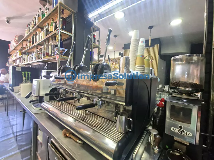 Immagine 11 di Negozio in affitto  in Via Antonino D'Antona a Napoli