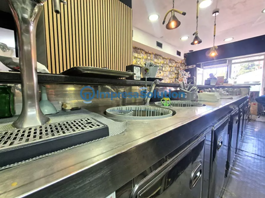 Immagine 13 di Negozio in affitto  in Via Antonino D'Antona a Napoli