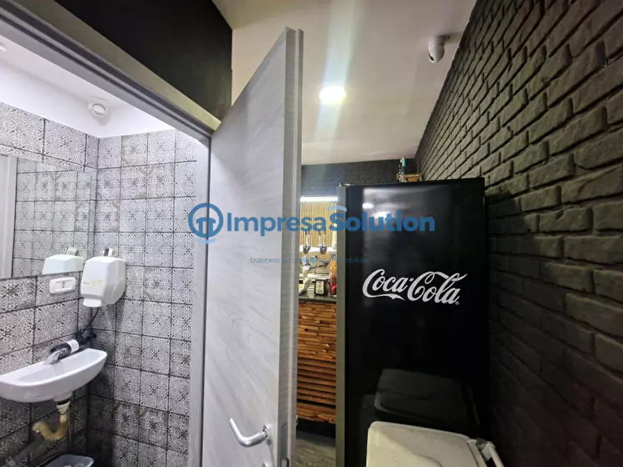 Immagine 14 di Negozio in affitto  in Via Antonino D'Antona a Napoli