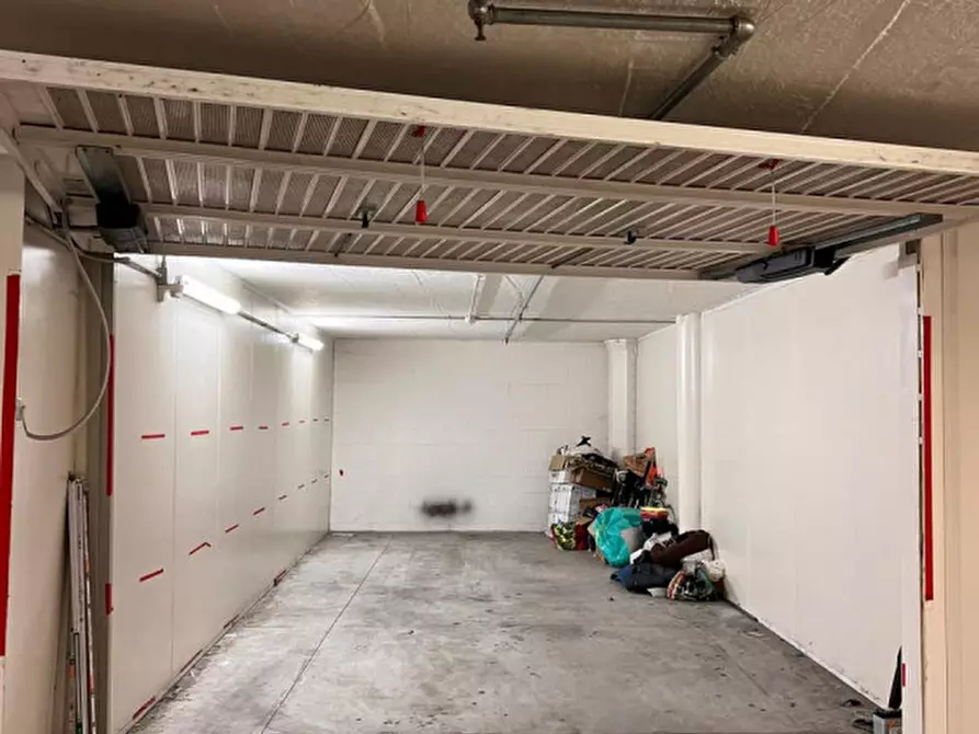Immagine 1 di Garage in vendita  in Piazza Ghiaia a Parma