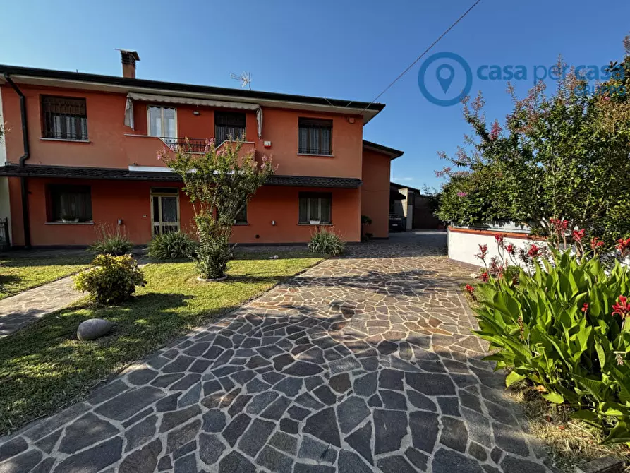Immagine 2 di Casa bifamiliare in vendita  a Rovigo