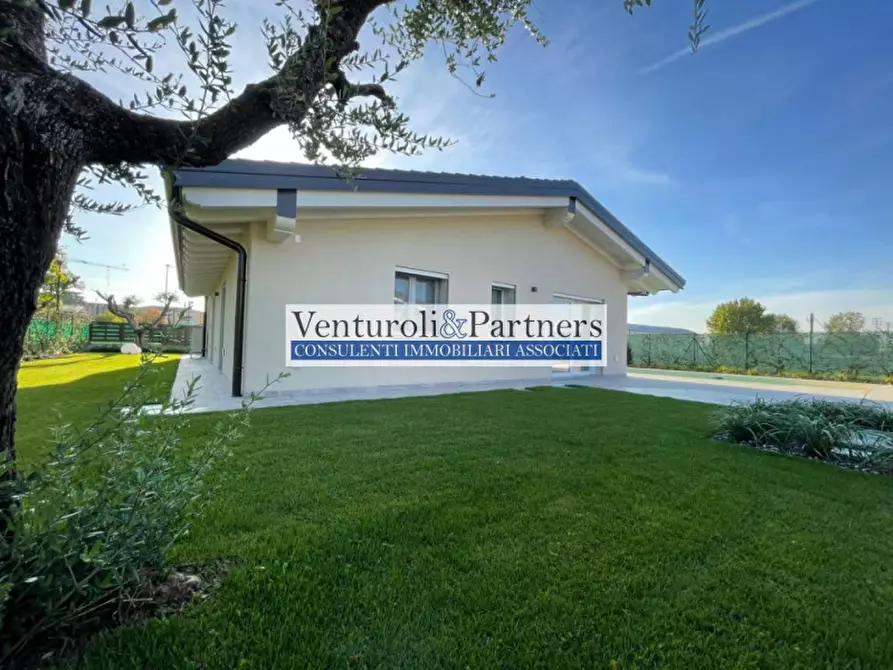 Immagine 3 di Villa in vendita  in Via Chiesa a Soiano Del Lago