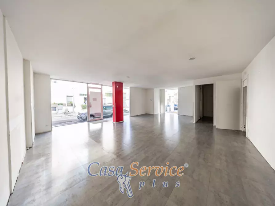 Immagine 6 di Negozio in vendita  in Via Matino a Casarano