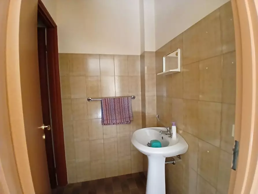 Immagine 10 di Negozio in vendita  in Via Sant'Angelo a Rosolini