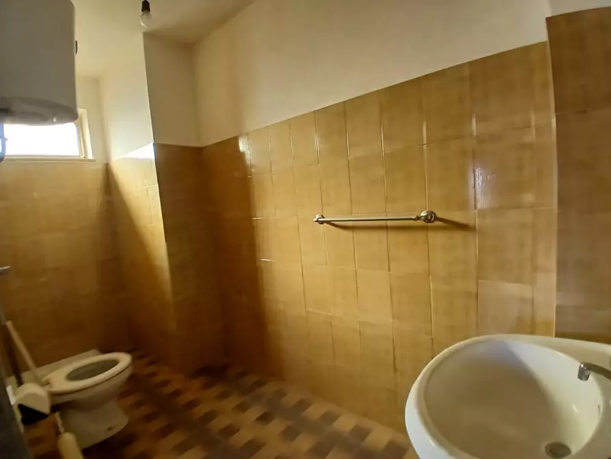 Immagine 20 di Negozio in vendita  in Via Sant'Angelo a Rosolini